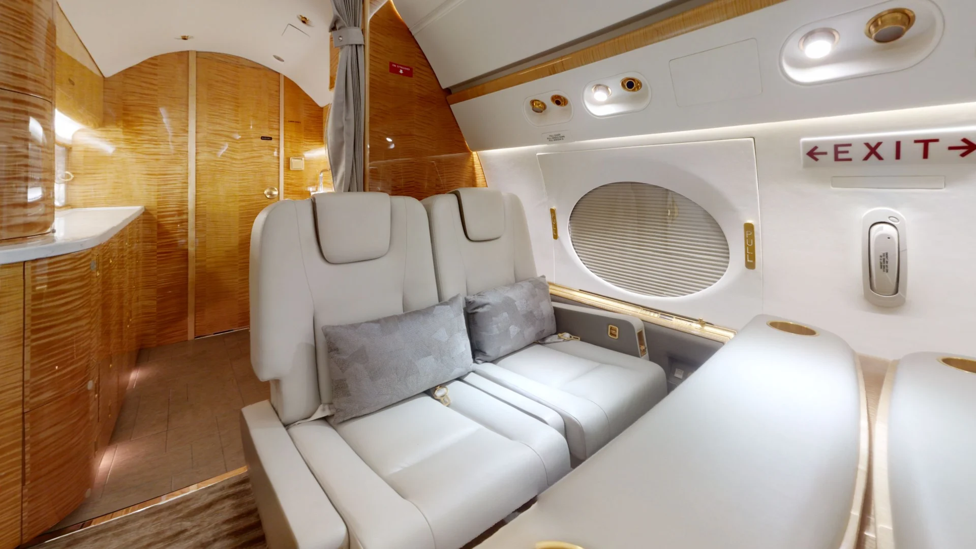 2qJfkYem42Q-Living_Room